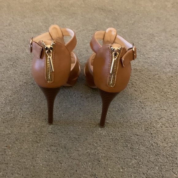 Worn once heeled sandals. - Picture 6 of 7